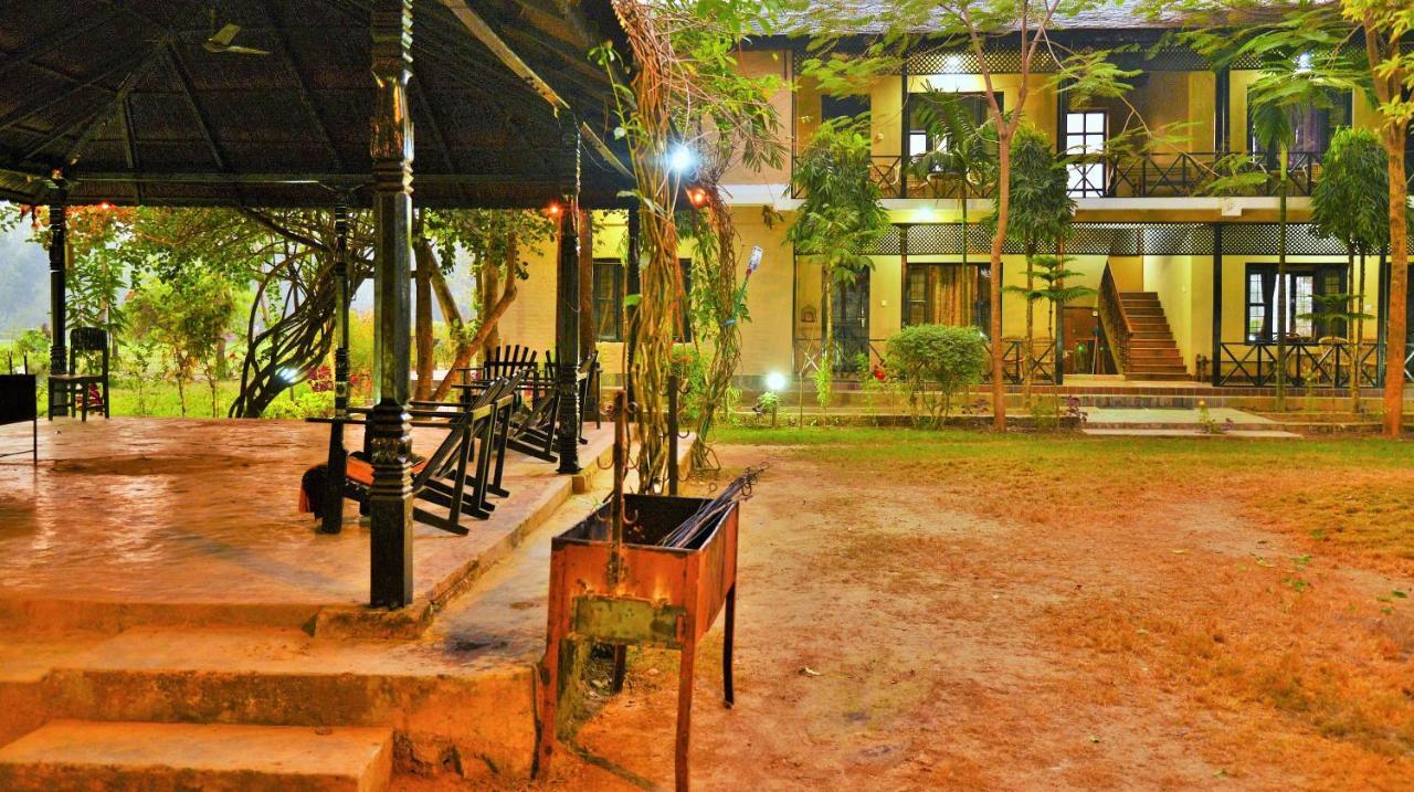 Hotel Parkside & Swimming Pool-Between Greenery And Azure ,Your Perfect Retreat Chitwan Dış mekan fotoğraf