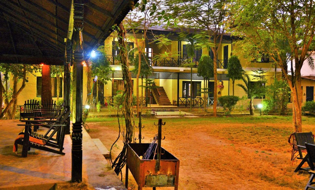 Hotel Parkside & Swimming Pool-Between Greenery And Azure ,Your Perfect Retreat Chitwan Dış mekan fotoğraf