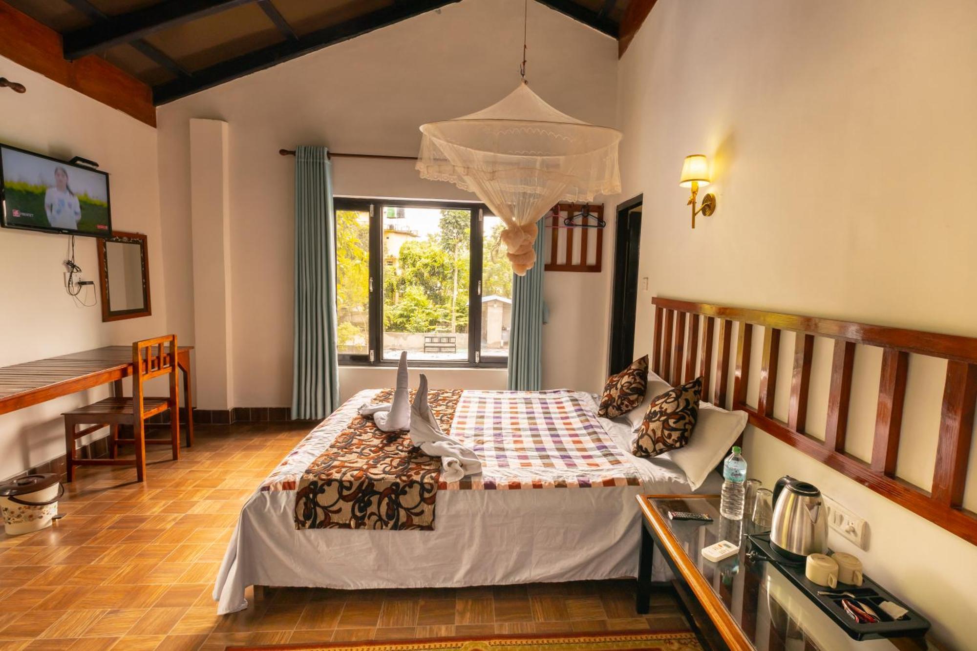 Hotel Parkside & Swimming Pool-Between Greenery And Azure ,Your Perfect Retreat Chitwan Dış mekan fotoğraf