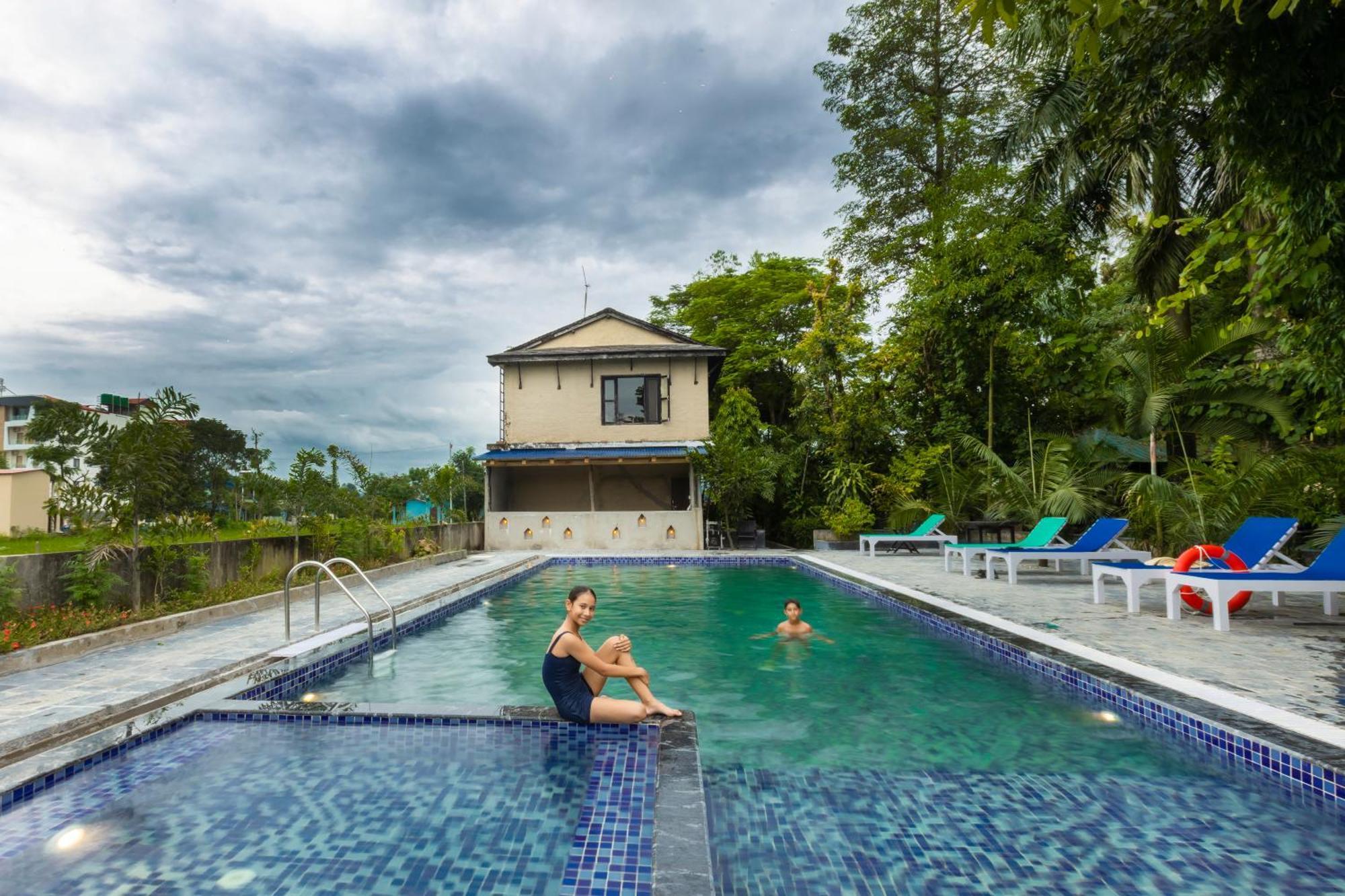 Hotel Parkside & Swimming Pool-Between Greenery And Azure ,Your Perfect Retreat Chitwan Dış mekan fotoğraf