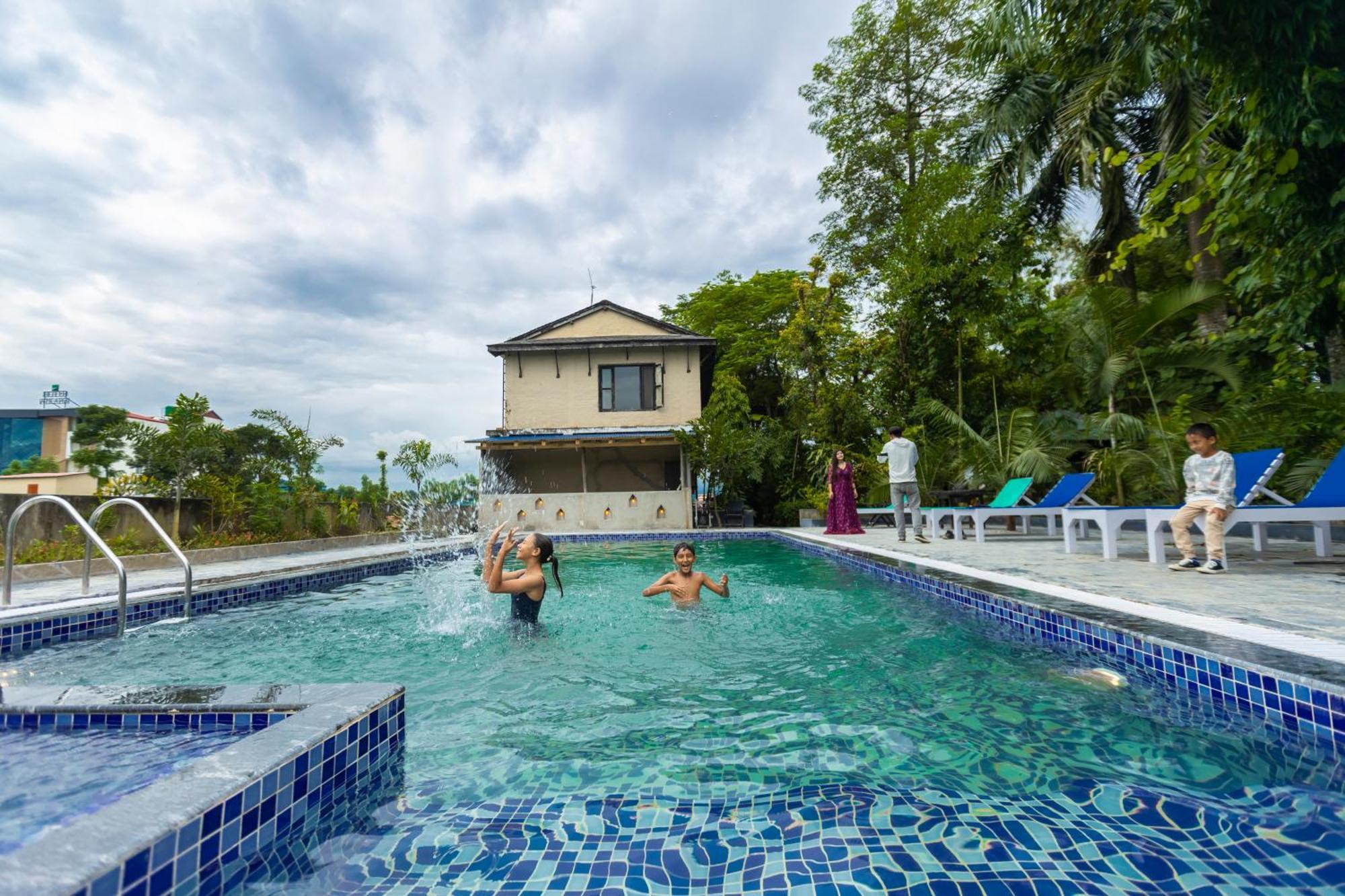 Hotel Parkside & Swimming Pool-Between Greenery And Azure ,Your Perfect Retreat Chitwan Dış mekan fotoğraf