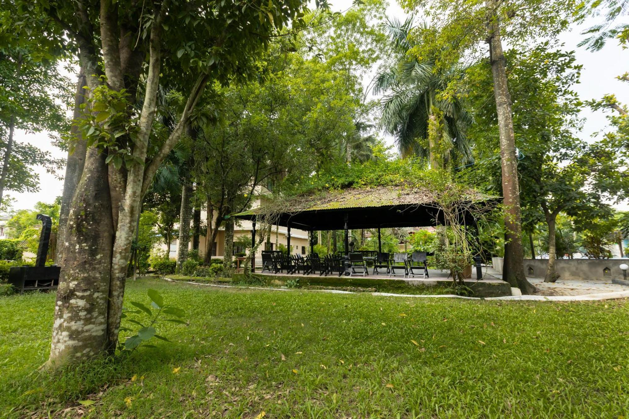 Hotel Parkside & Swimming Pool-Between Greenery And Azure ,Your Perfect Retreat Chitwan Dış mekan fotoğraf