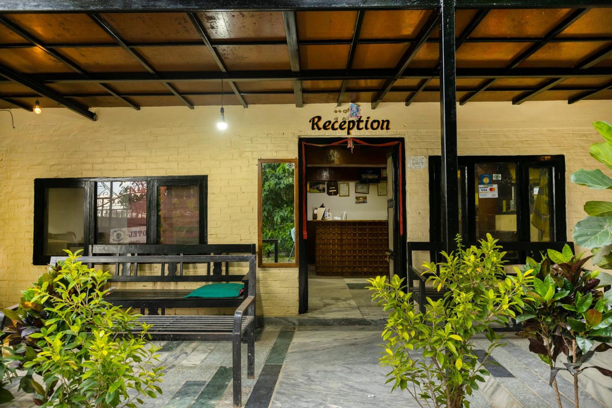Hotel Parkside & Swimming Pool-Between Greenery And Azure ,Your Perfect Retreat Chitwan Dış mekan fotoğraf