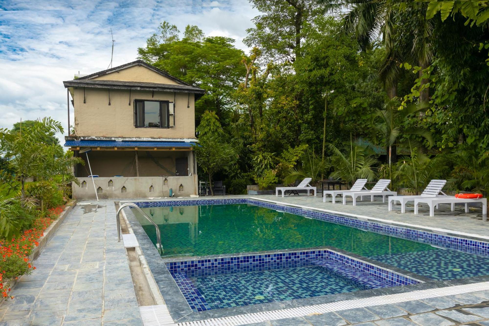 Hotel Parkside & Swimming Pool-Between Greenery And Azure ,Your Perfect Retreat Chitwan Dış mekan fotoğraf