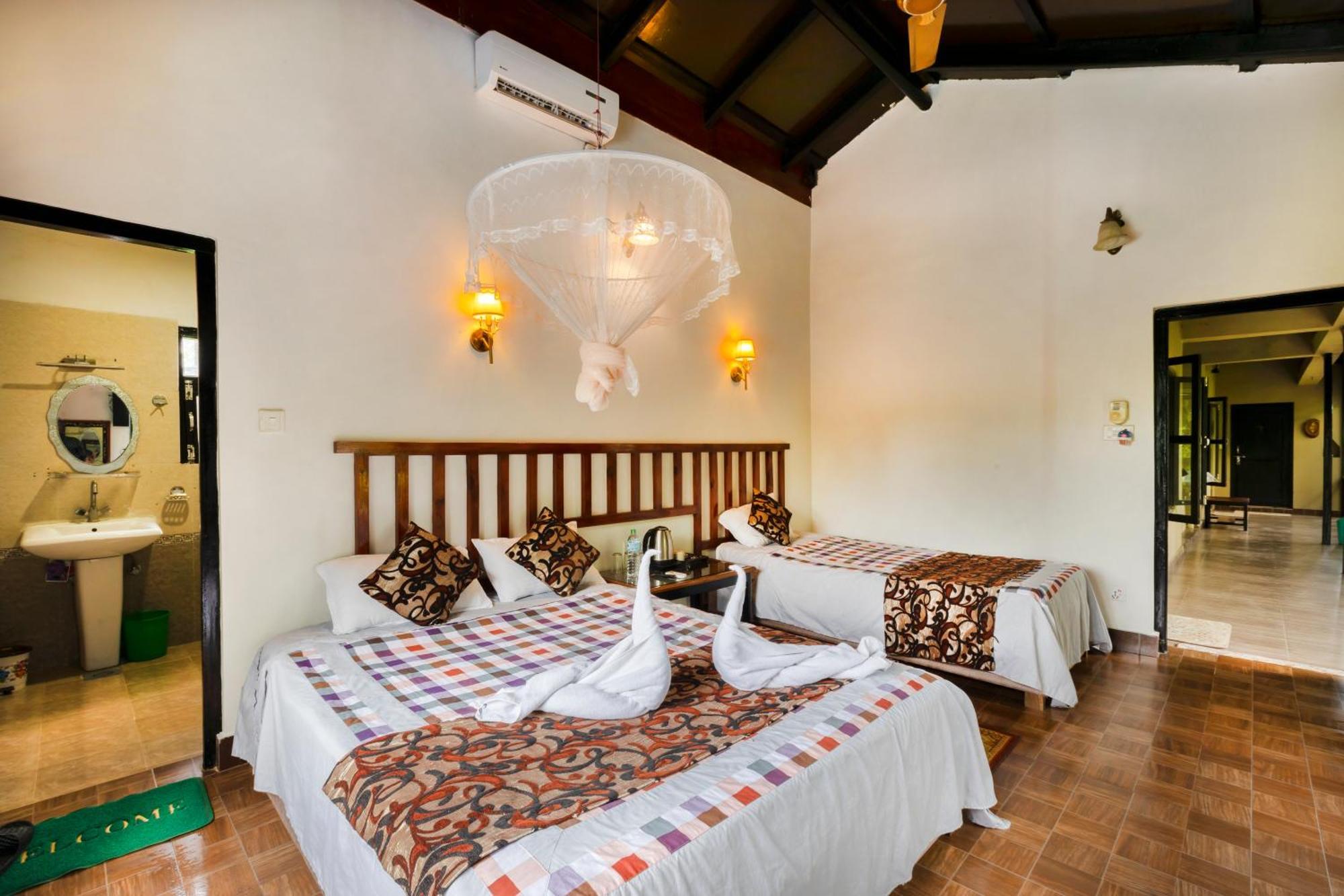 Hotel Parkside & Swimming Pool-Between Greenery And Azure ,Your Perfect Retreat Chitwan Dış mekan fotoğraf
