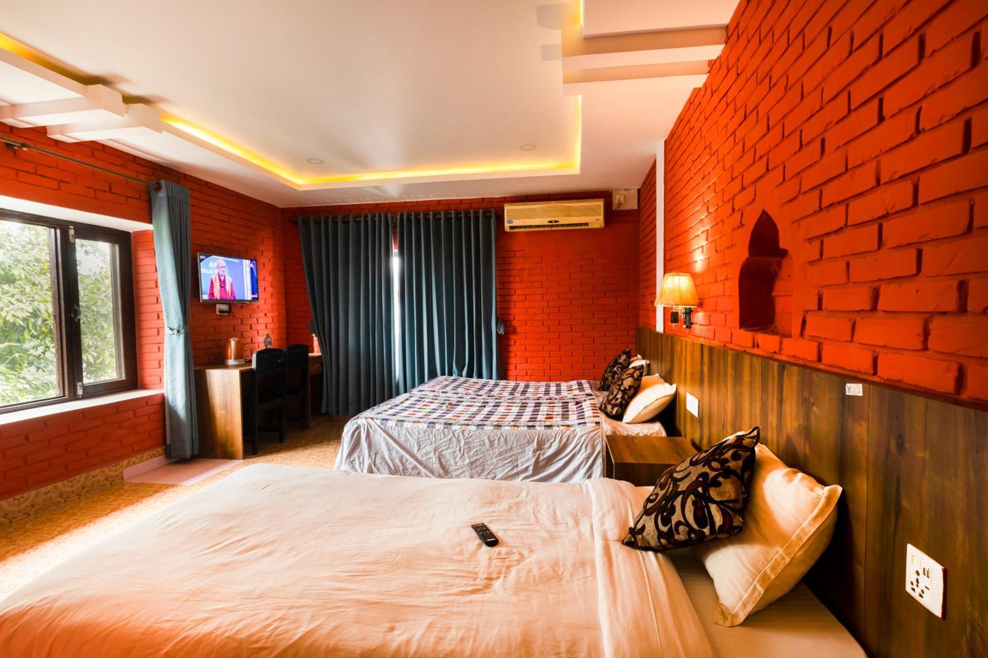 Hotel Parkside & Swimming Pool-Between Greenery And Azure ,Your Perfect Retreat Chitwan Dış mekan fotoğraf