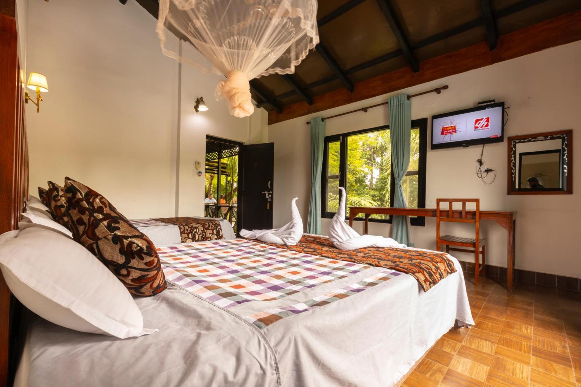 Hotel Parkside & Swimming Pool-Between Greenery And Azure ,Your Perfect Retreat Chitwan Dış mekan fotoğraf