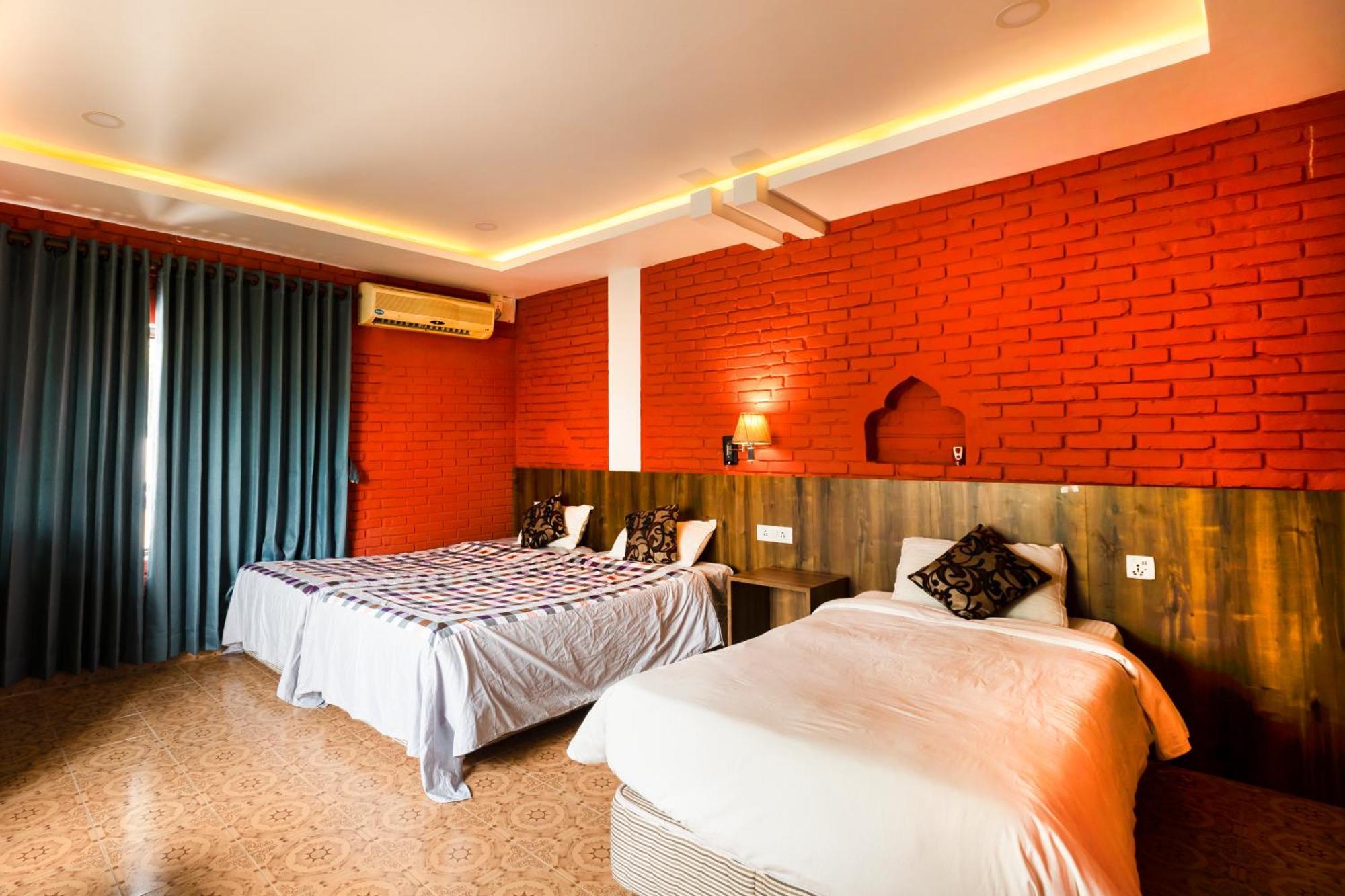 Hotel Parkside & Swimming Pool-Between Greenery And Azure ,Your Perfect Retreat Chitwan Dış mekan fotoğraf