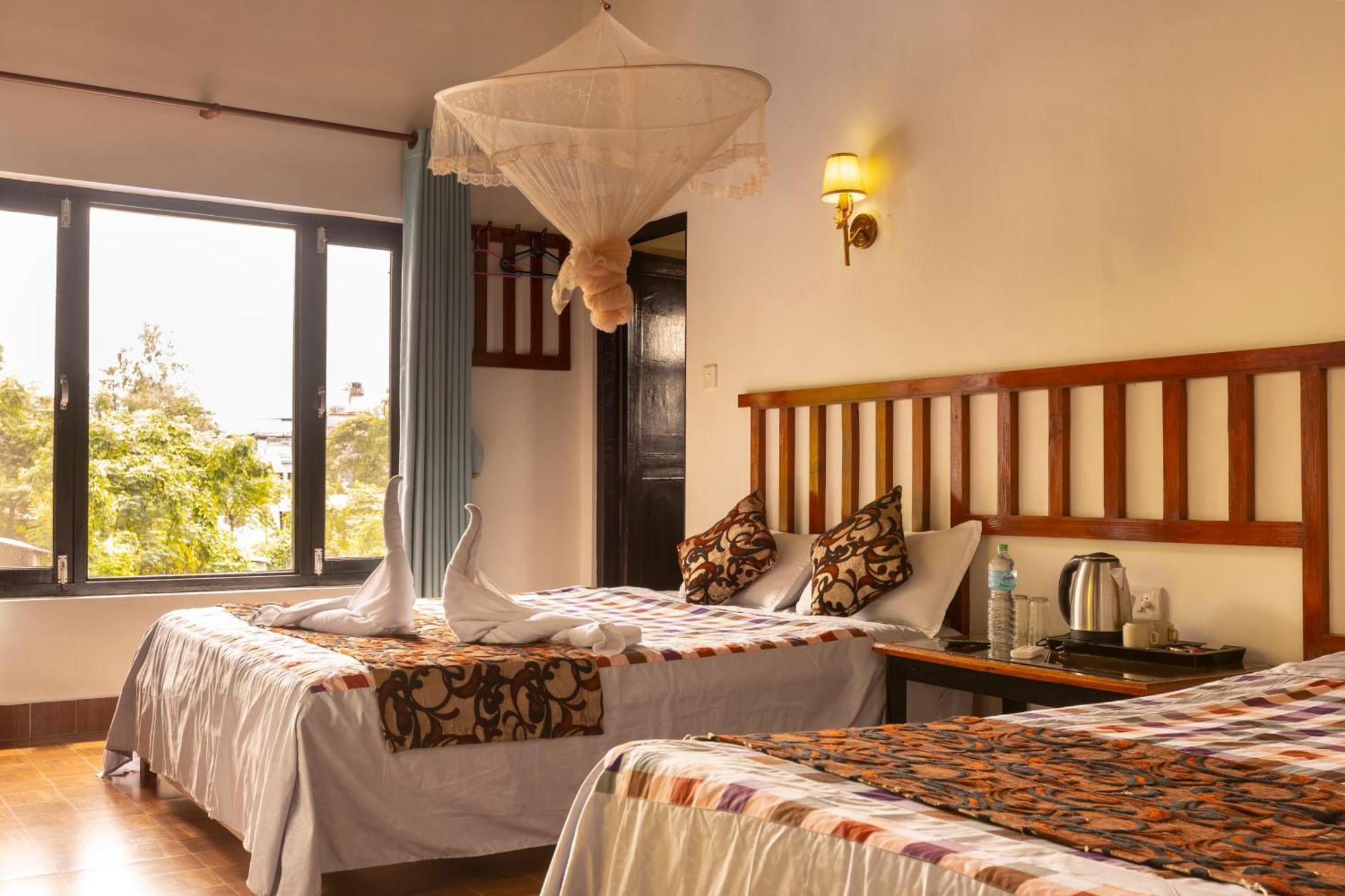 Hotel Parkside & Swimming Pool-Between Greenery And Azure ,Your Perfect Retreat Chitwan Dış mekan fotoğraf