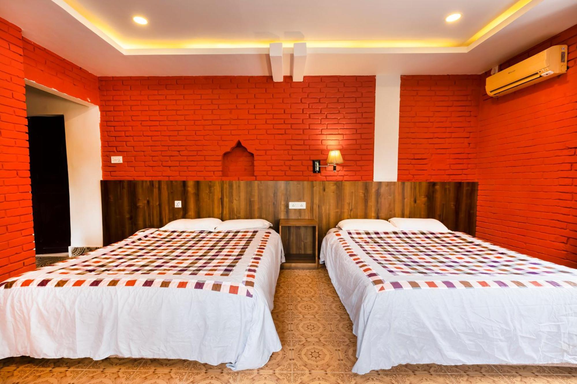 Hotel Parkside & Swimming Pool-Between Greenery And Azure ,Your Perfect Retreat Chitwan Dış mekan fotoğraf