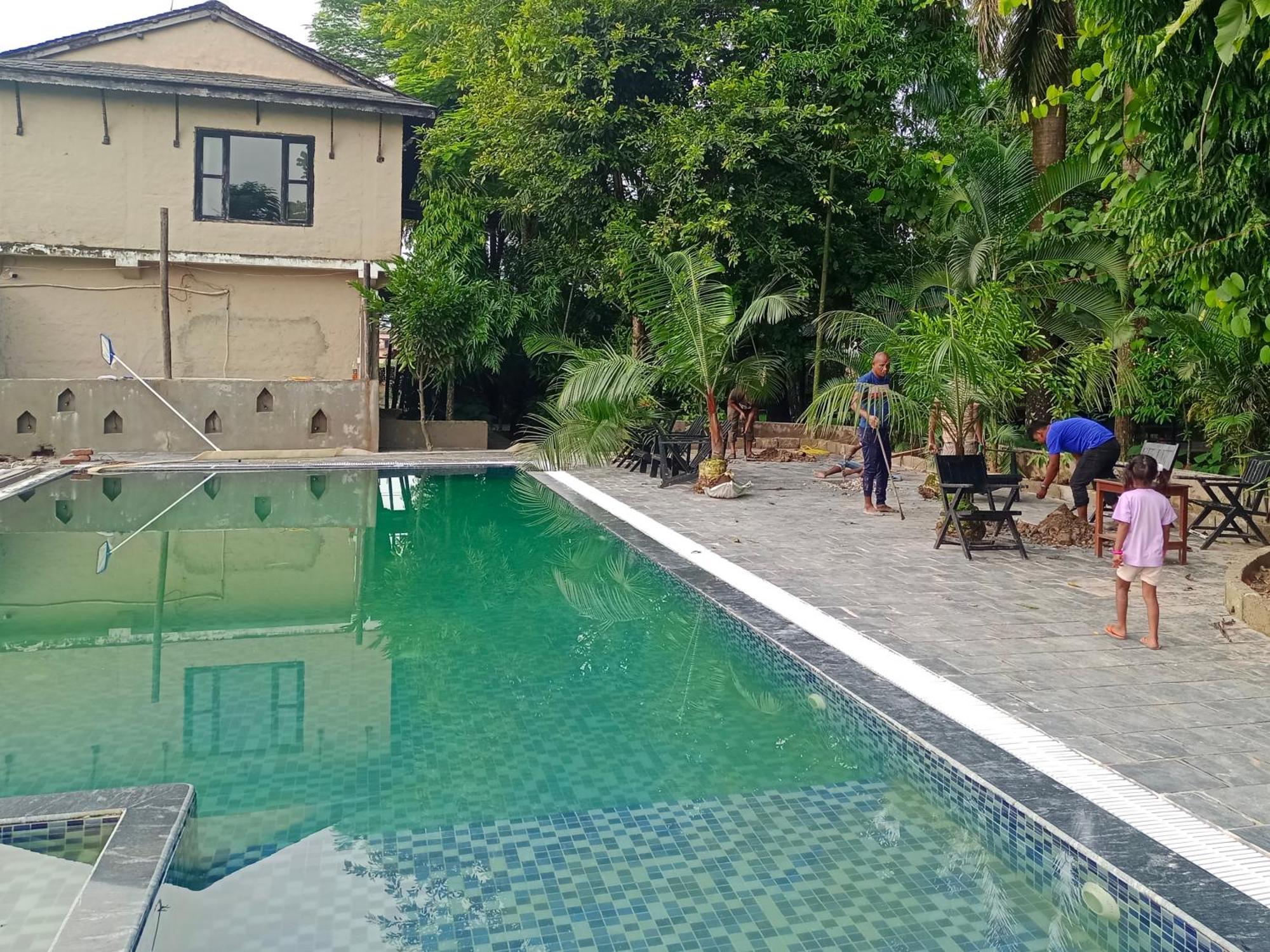 Hotel Parkside & Swimming Pool-Between Greenery And Azure ,Your Perfect Retreat Chitwan Dış mekan fotoğraf