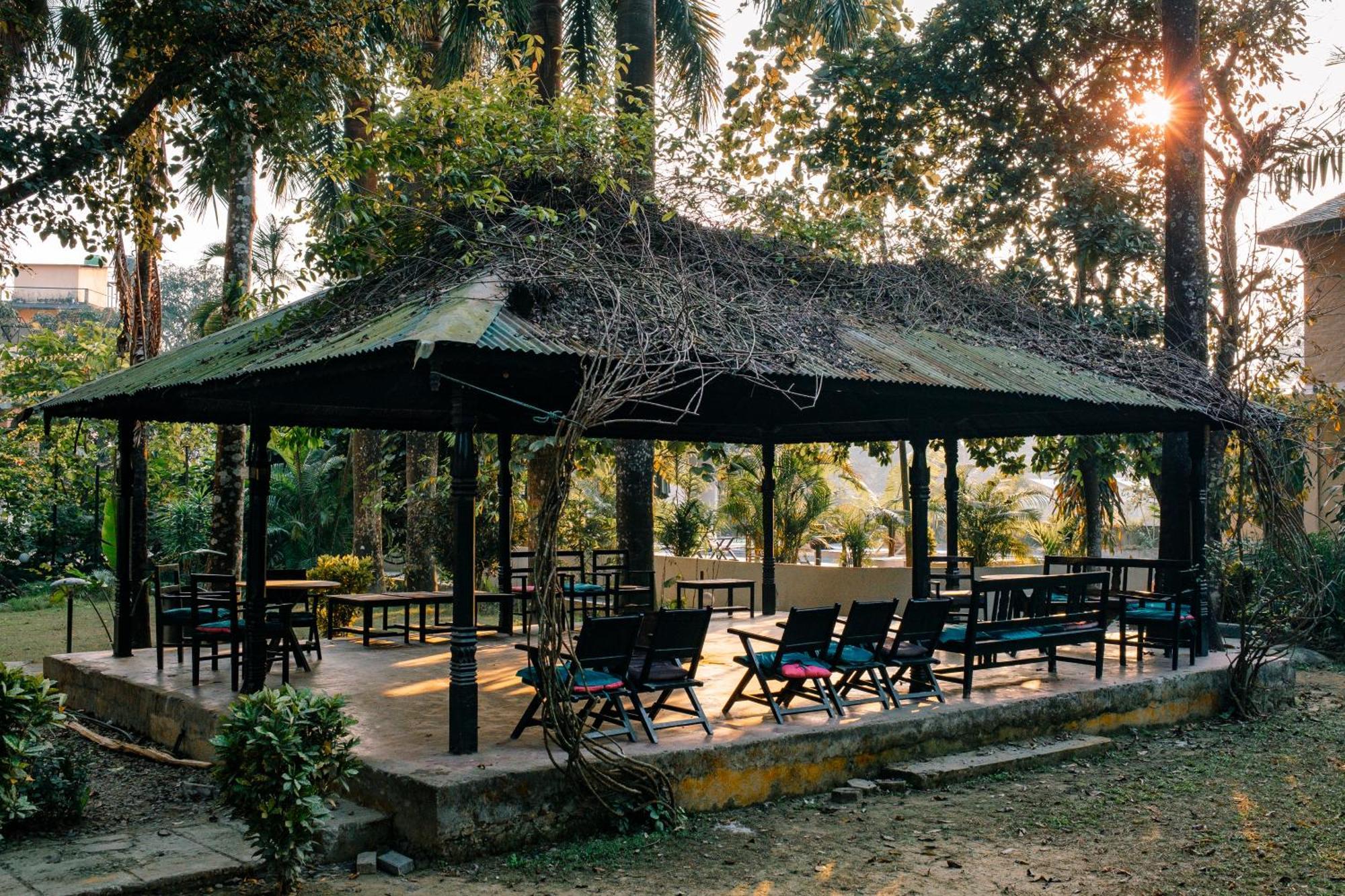 Hotel Parkside & Swimming Pool-Between Greenery And Azure ,Your Perfect Retreat Chitwan Dış mekan fotoğraf