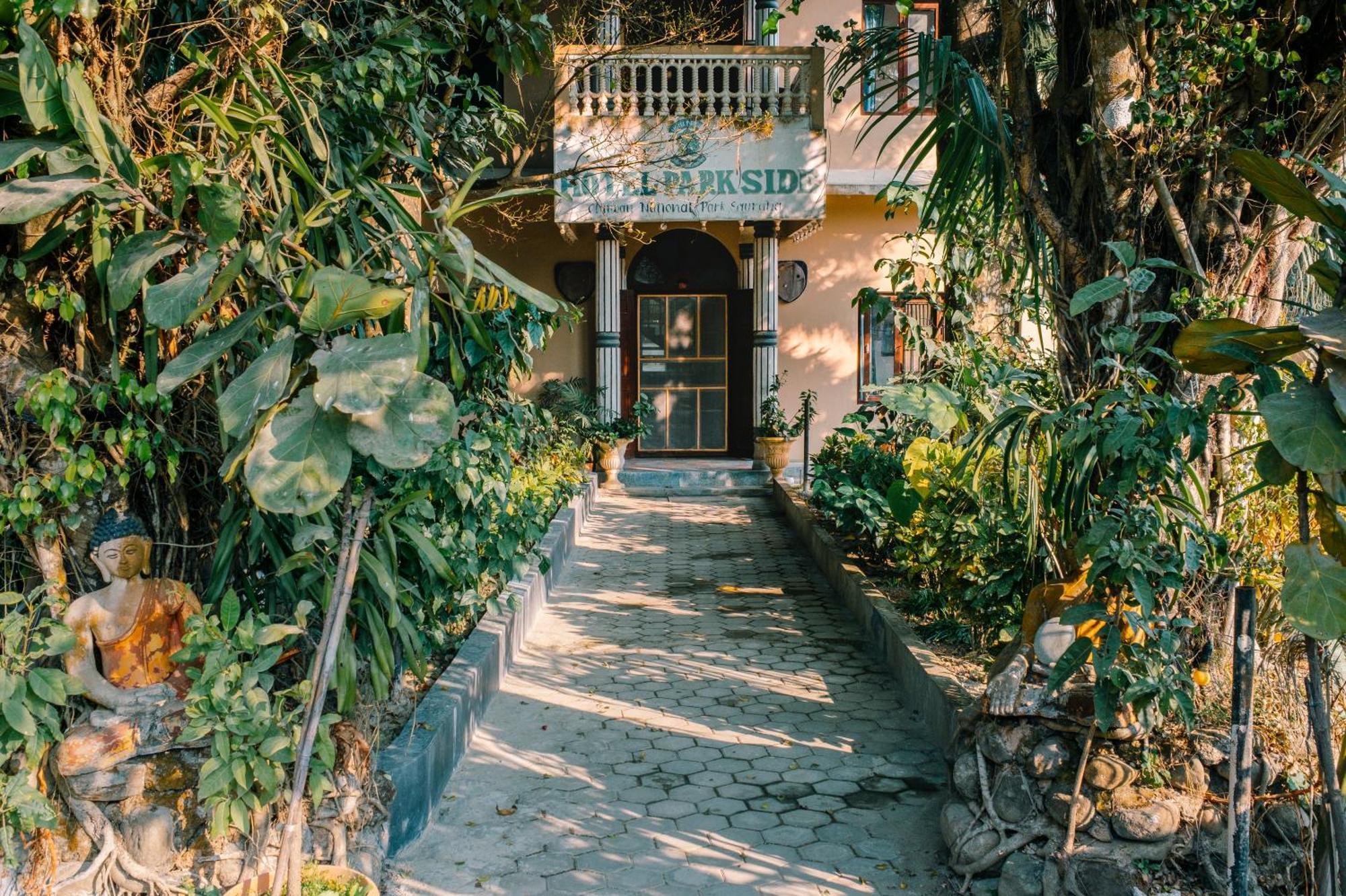 Hotel Parkside & Swimming Pool-Between Greenery And Azure ,Your Perfect Retreat Chitwan Dış mekan fotoğraf