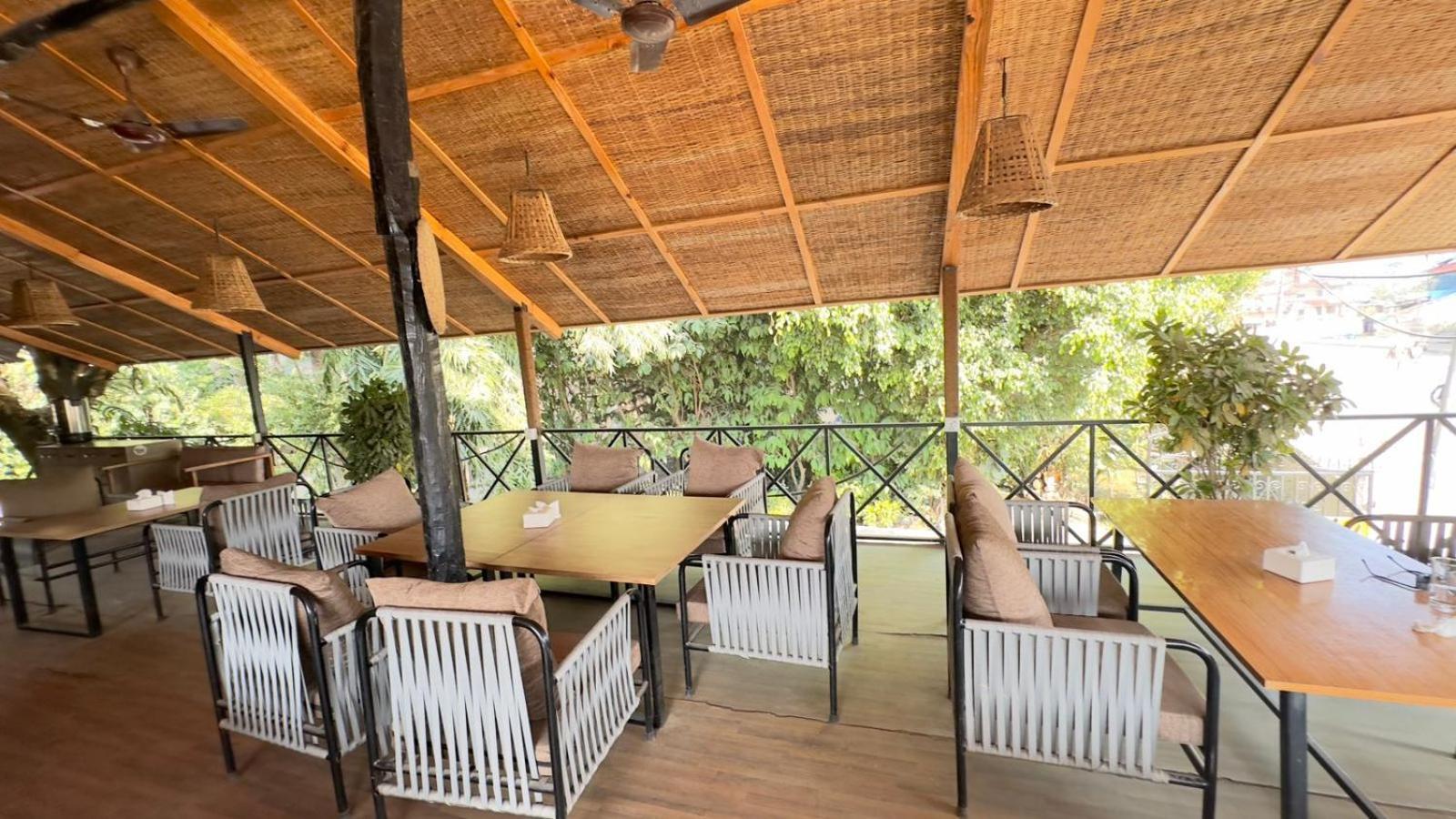 Hotel Parkside & Swimming Pool-Between Greenery And Azure ,Your Perfect Retreat Chitwan Dış mekan fotoğraf